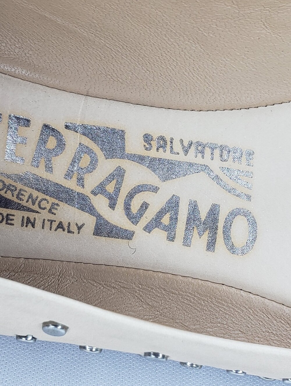 Salvatore Ferragamo Nude Studded Vara Bow Leather Flats - Picture 8 of 9